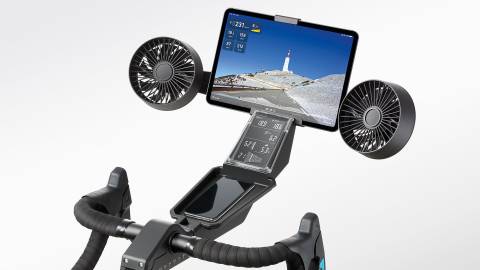 A két kis ventilátor sebességfüggő kizárólag és a fejünknek juttat egy kis friss levegőt. A Tacx® Training App-ból állítható milyen adatot szeretnénk látni a kijelzőn.