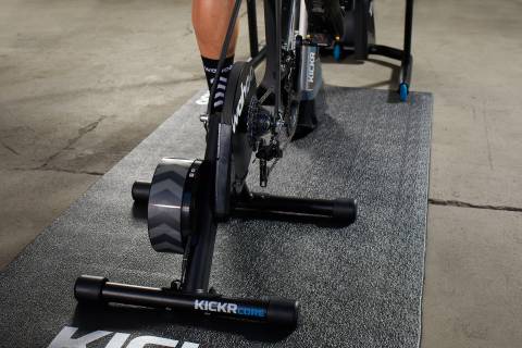 A kép illusztráció, mely használat közben mutatja a Kickr CORE görgőt.