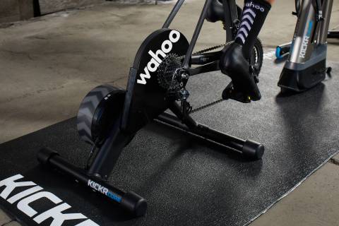 A kép illusztráció, mely használat közben mutatja a Kickr CORE görgőt.