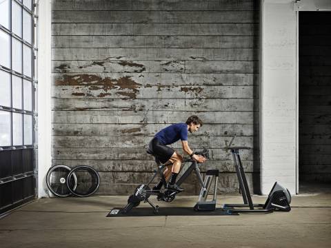 A kép illusztráció, mely használat közben mutatja a Kickr CORE görgőt.