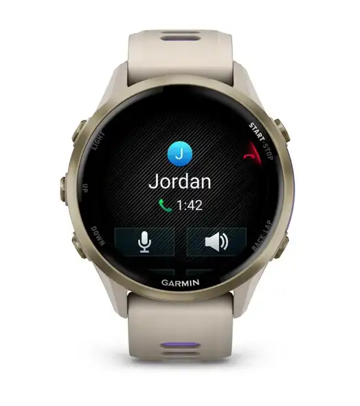 Be&eacute;p&iacute;tett hangsz&oacute;r&oacute; &eacute;s mikrofon a Garmin Forerunner 970 sport&oacute;r&aacute;n