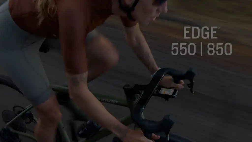 kerékpáros teker sötétben, a kormányon a Garmin Edge 850