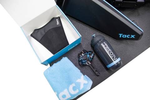 Kapsz a NEO NIKE mellé: izzadságvédőt, kulacstartót, kulacsot és egy Tacx törölközőt is.