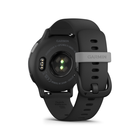 A jobb felső gomb és a bujtató színe szürke a Garmin Vívoactive 5 Slate óránál