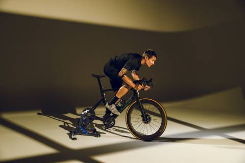 A kép illusztráció, mely használat közben mutatja a Kickr V5 görgőt.