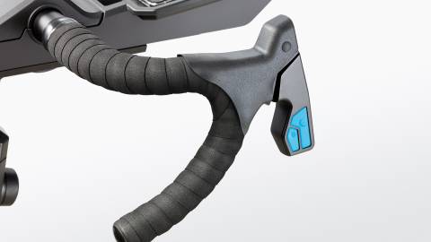 A kék váltókarok természetesen működnek, sőt állítható, hogy Shimano/ Sram vagy Campa rendszer szerint működjön, s milyen áttételt használjon. A fékkar csak az ergonómiát szolgálja