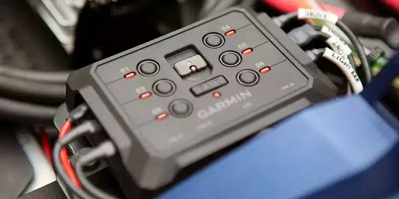 Garmin PowerSwitch digitális kapcsolódoboz beszerelve járműbe – 12V tartozékok vezérlése lakóautóban