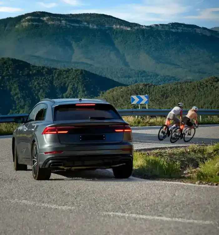 Két bringás, akik a Varia™ RearVue 820 radarral tekernek biztonságban.