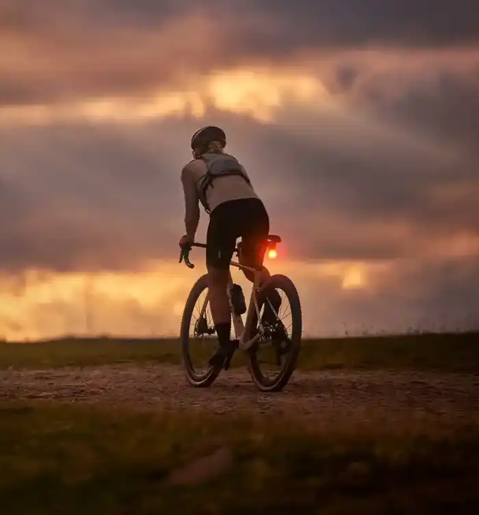 Garmin Varia™ RearVue 820 egy feltöltéssel 24 órát működik