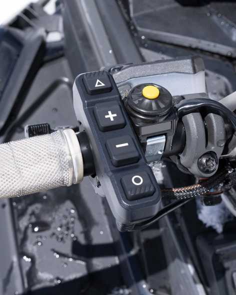 Garmin Tread 2 korm&aacute;nykontroller motoron &ndash; vezet&eacute;kes ir&aacute;ny&iacute;t&oacute; terepen