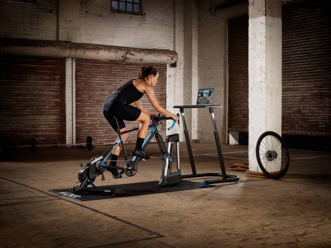 A kép illusztráció, mely használat közben mutatja a Kickr V5 görgőt.