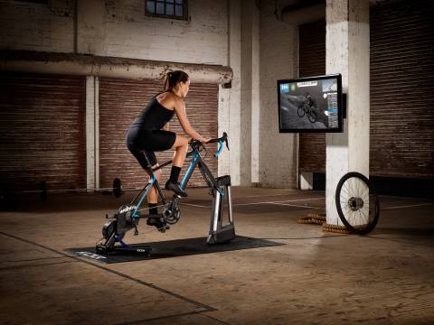 A kép illusztráció, mely használat közben mutatja a Kickr V5 görgőt.