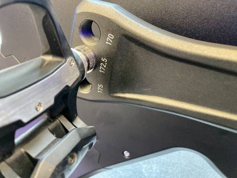 A nálunk található NEO BIKE hajtókarja már az újgenerációs, azaz könnyen átrakható 170, 172,5 és 175mm-es hajtókarhosszra. Elődje excentrikus perselyes volt.